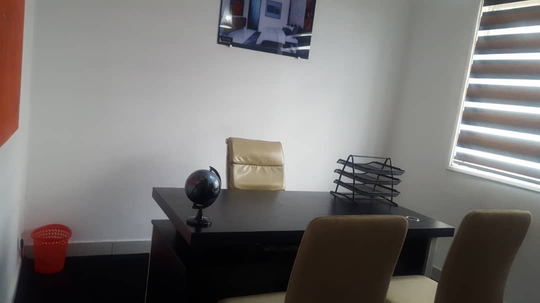 Bureau 1 MVP Yaoundé climatisé avec canapé et toilette interne