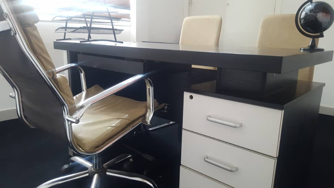 Bureau 1 MVP Yaoundé climatisé avec canapé et toilette interne