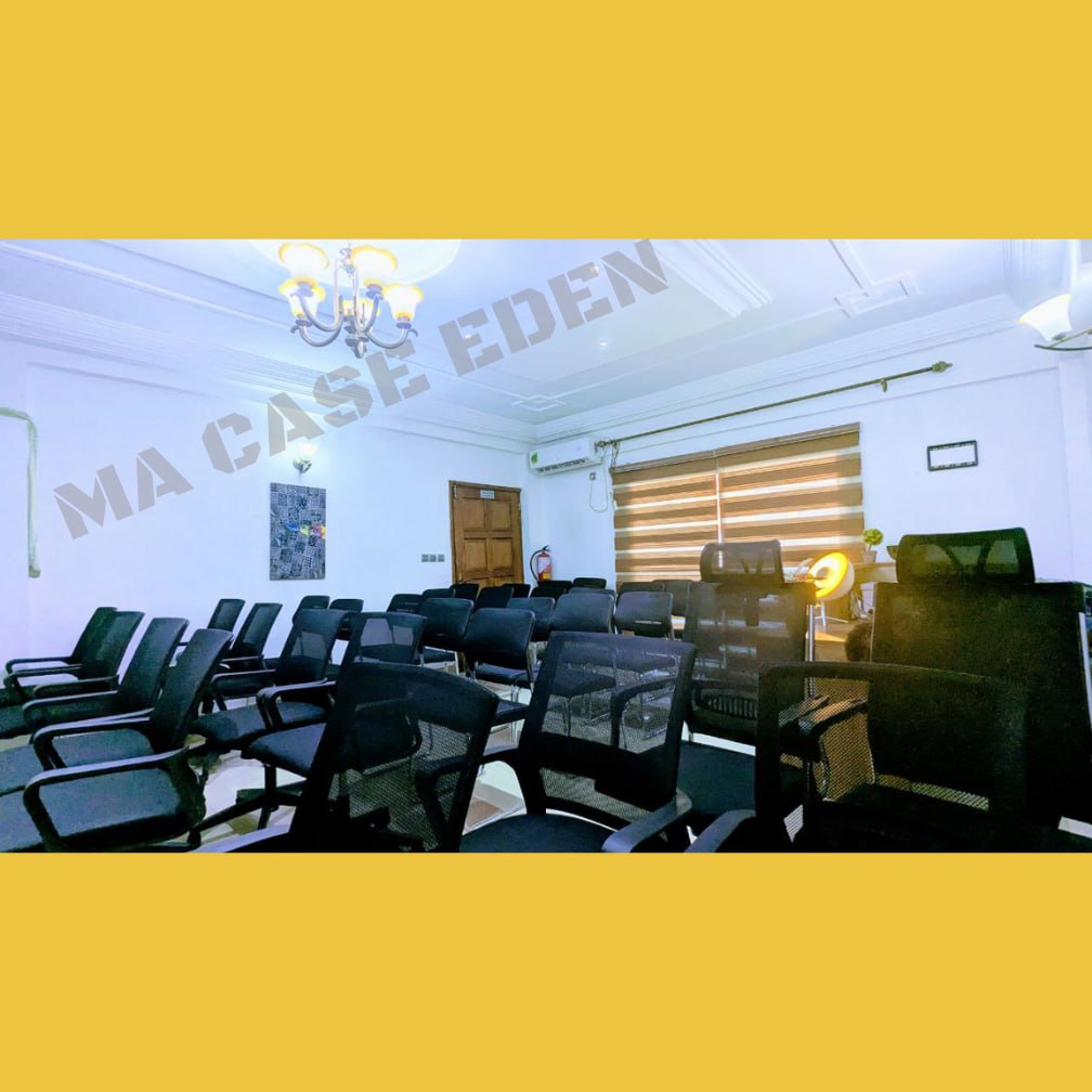 🎓 Salle Formation Douala – 30 places  “Un espace dynamique pour ateliers, cours et workshops.”