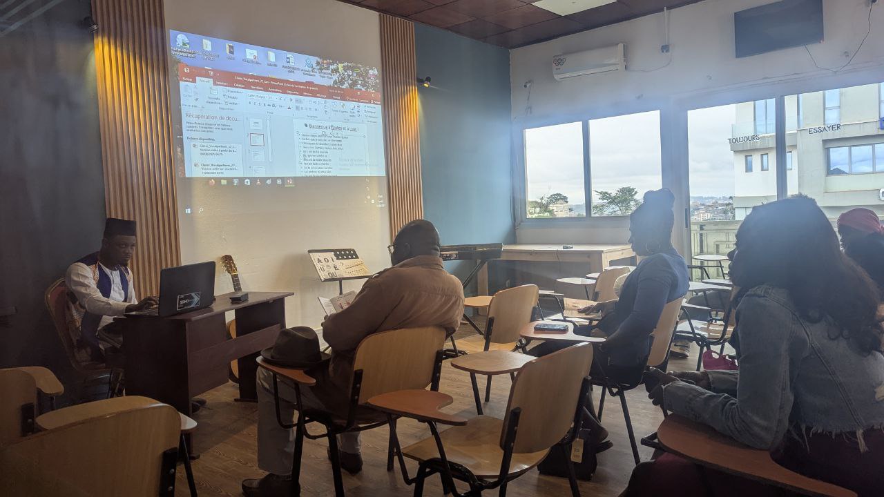 🎓 Salle Formation Yaoundé – 30 places  “Un espace dynamique pour ateliers, cours et workshops.”