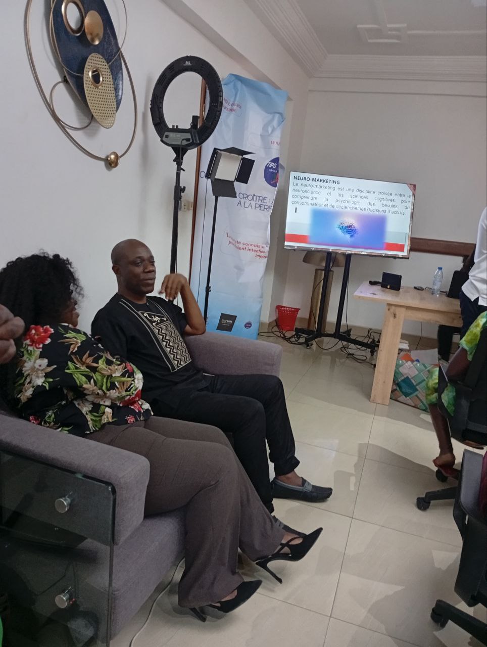 🎓 Salle Formation Douala – 30 places  “Un espace dynamique pour ateliers, cours et workshops.”