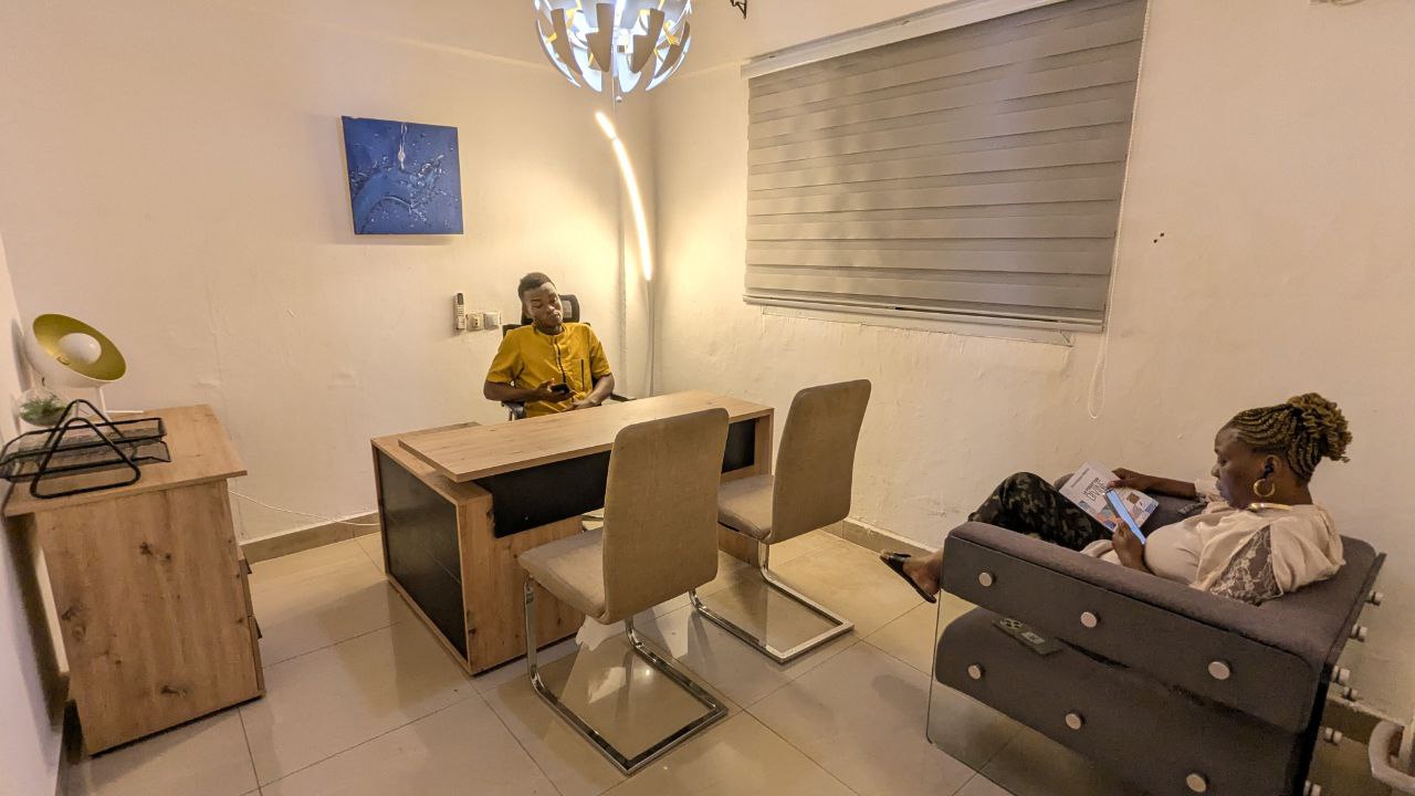 Bureau 2 climatisé MVP -Douala (avec canapé et toilette interne)