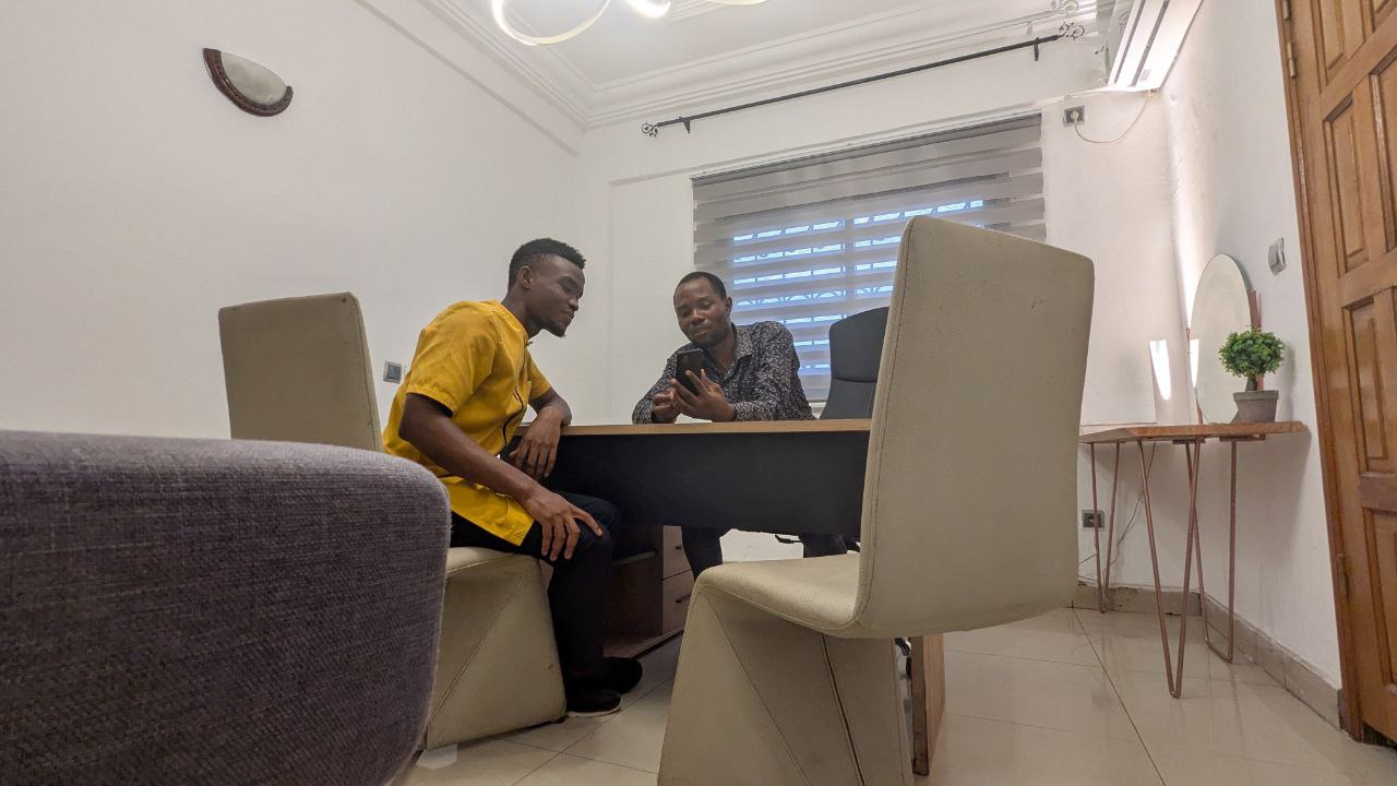 Bureau 1 climatisé MVP -Douala (avec canapé et toilette interne)