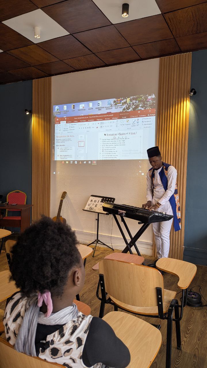 🎓 Salle Formation Yaoundé – 30 places  “Un espace dynamique pour ateliers, cours et workshops.”