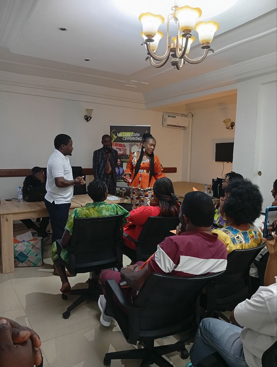 🎓 Salle Formation Douala – 30 places “Un espace dynamique pour ateliers, cours et workshops.”