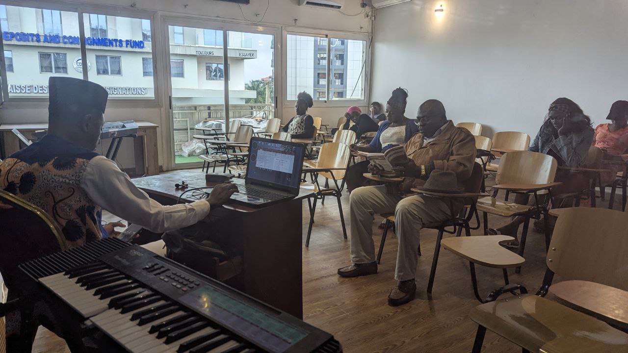 🎓 Salle Formation Yaoundé – 30 places  “Un espace dynamique pour ateliers, cours et workshops.”