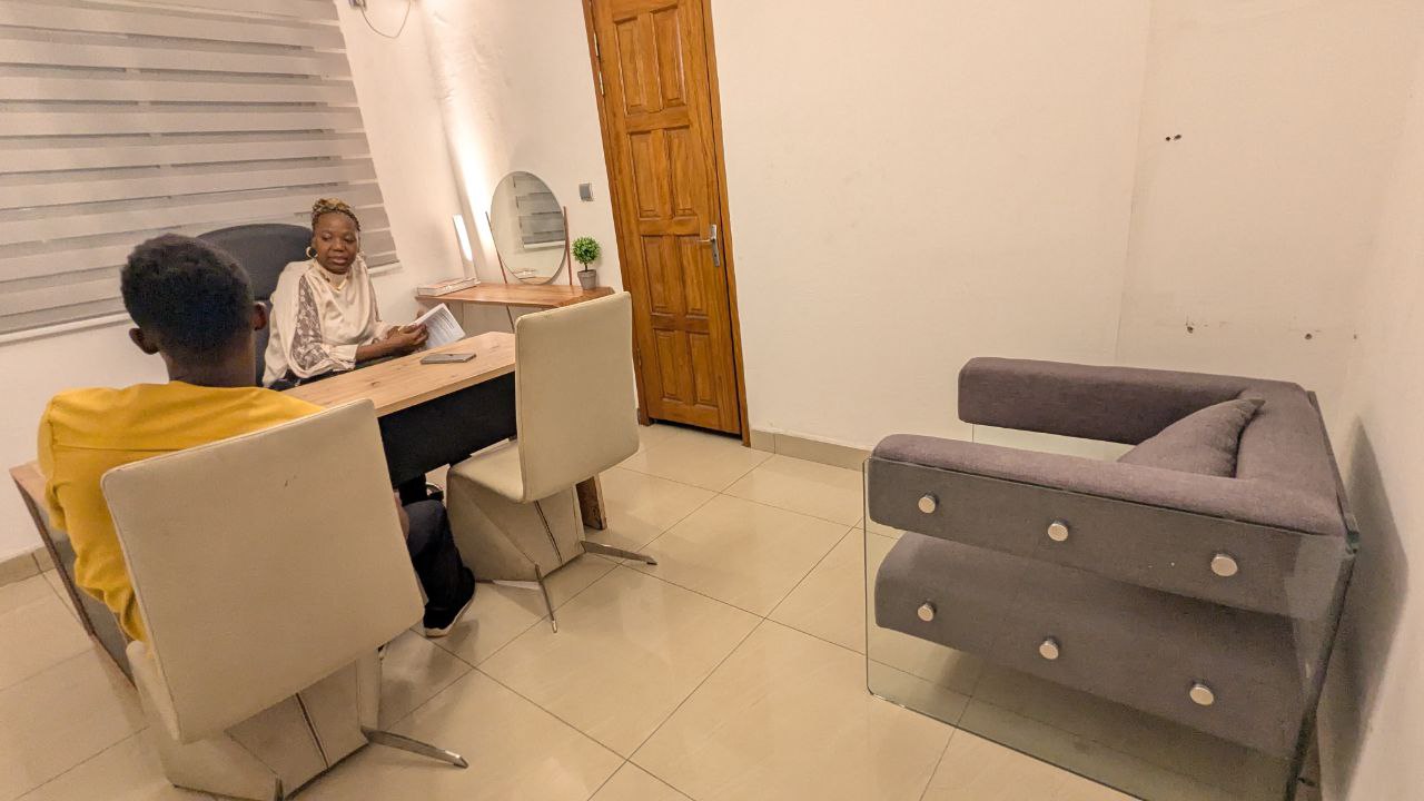 Bureau 1 climatisé MVP -Douala (avec canapé et toilette interne)