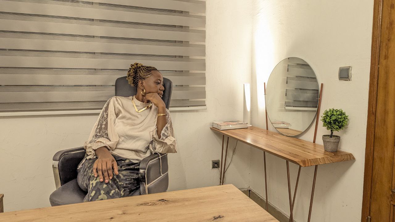 Bureau 1 climatisé MVP -Douala (avec canapé et toilette interne)