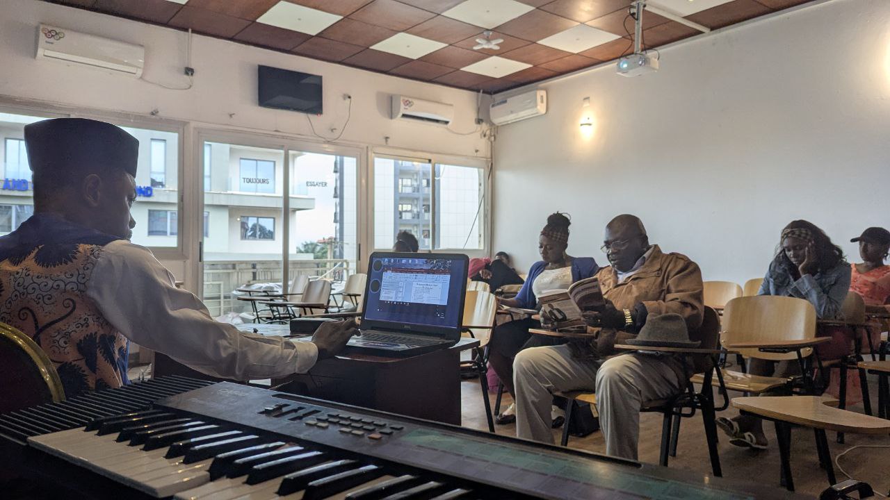 🎓 Salle Formation Yaoundé – 30 places  “Un espace dynamique pour ateliers, cours et workshops.”