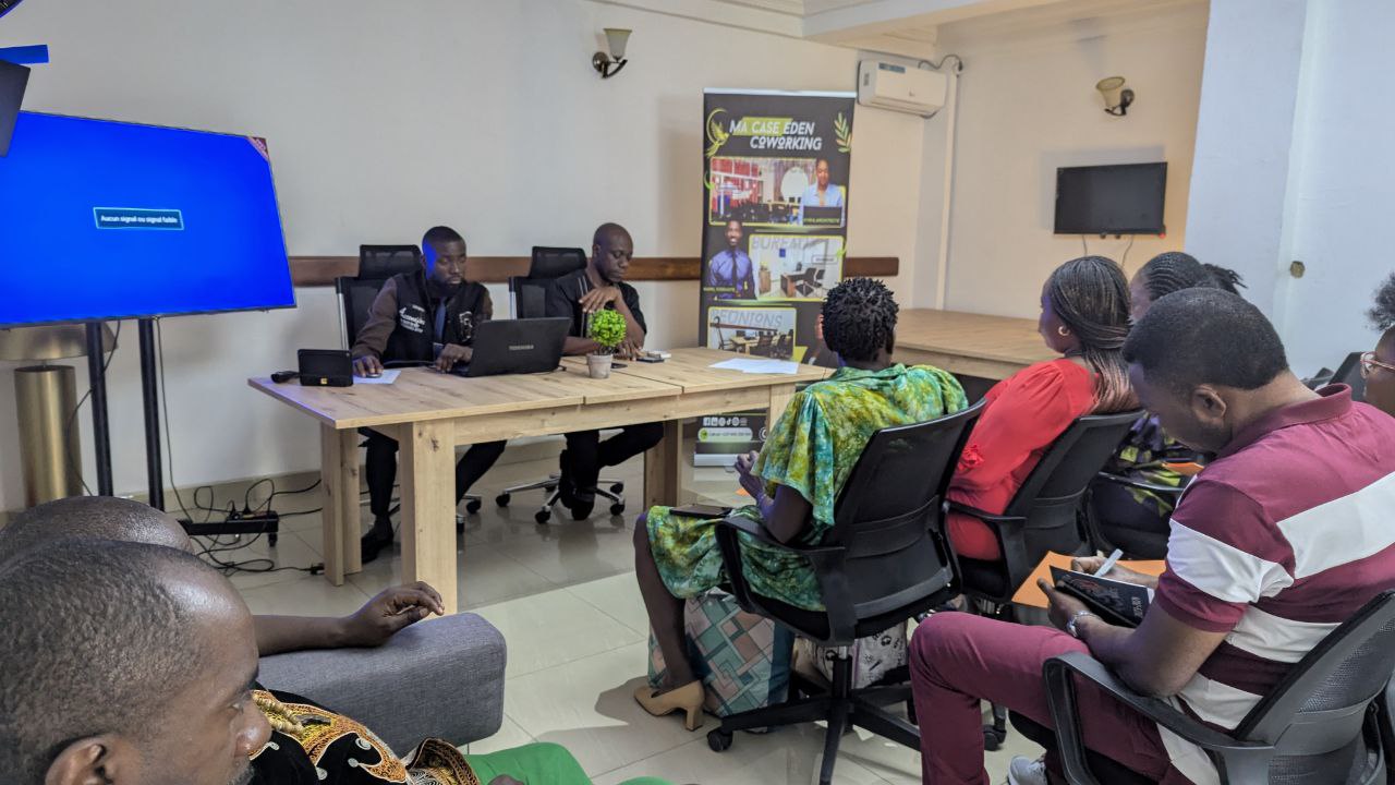🎓 Salle Formation Douala – 30 places  “Un espace dynamique pour ateliers, cours et workshops.”