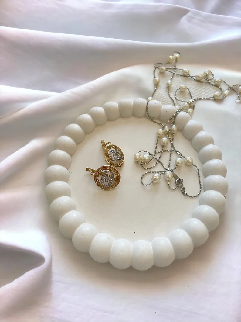 Le Plateau Élégant en Jesmonite