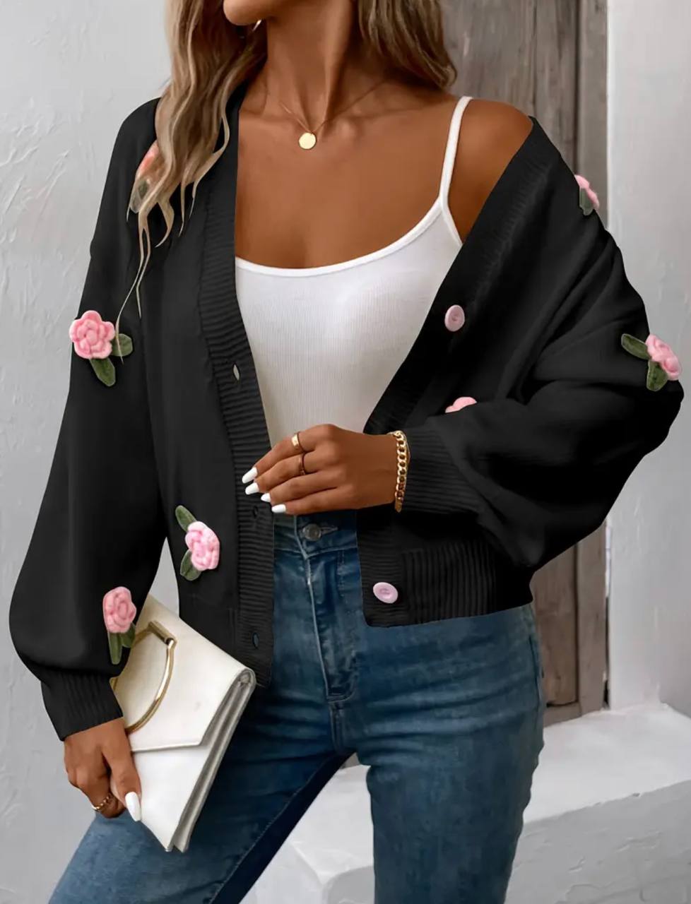 Cardigan noir avec broderies florales