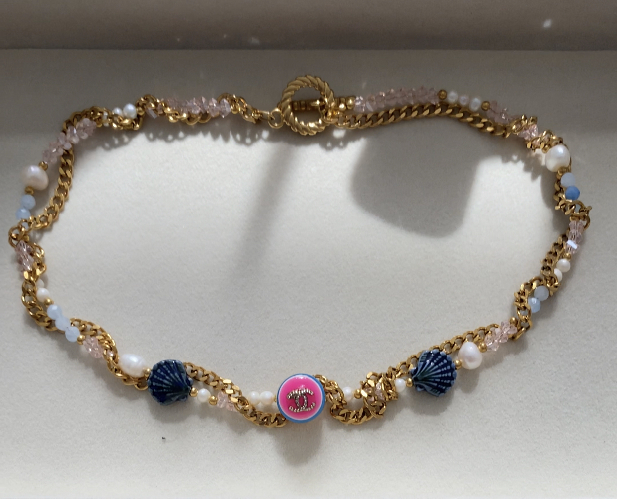 Collier Upcyclé Chanel avec perles et coquillages