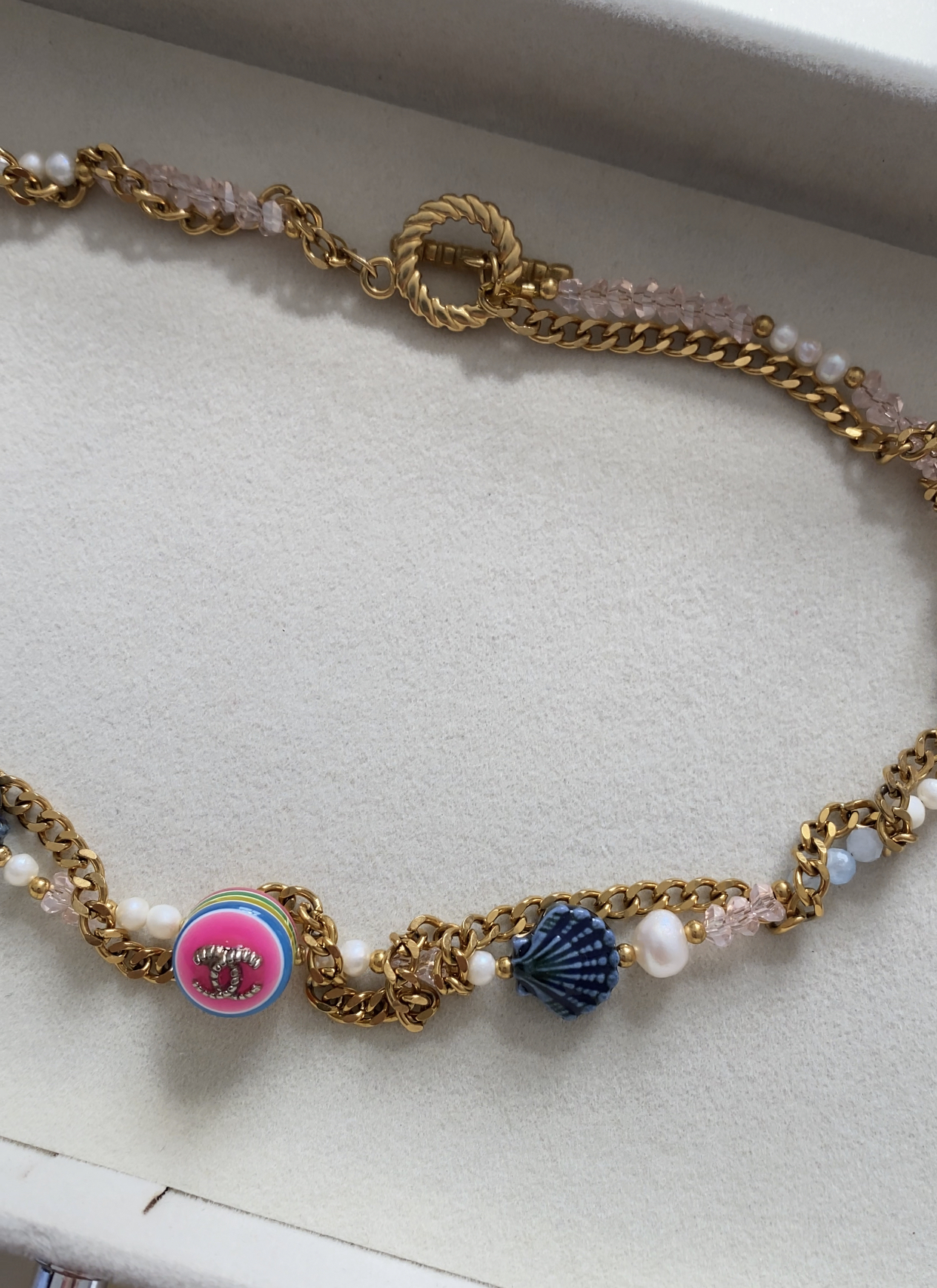 Collier Upcyclé Chanel avec perles et coquillages