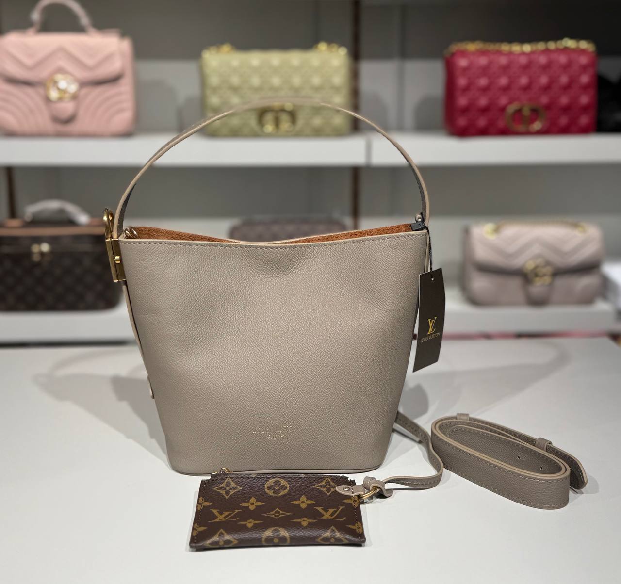 👜 Geantă Louis Vuitton – model Bucket (inspirat LV Lockme)