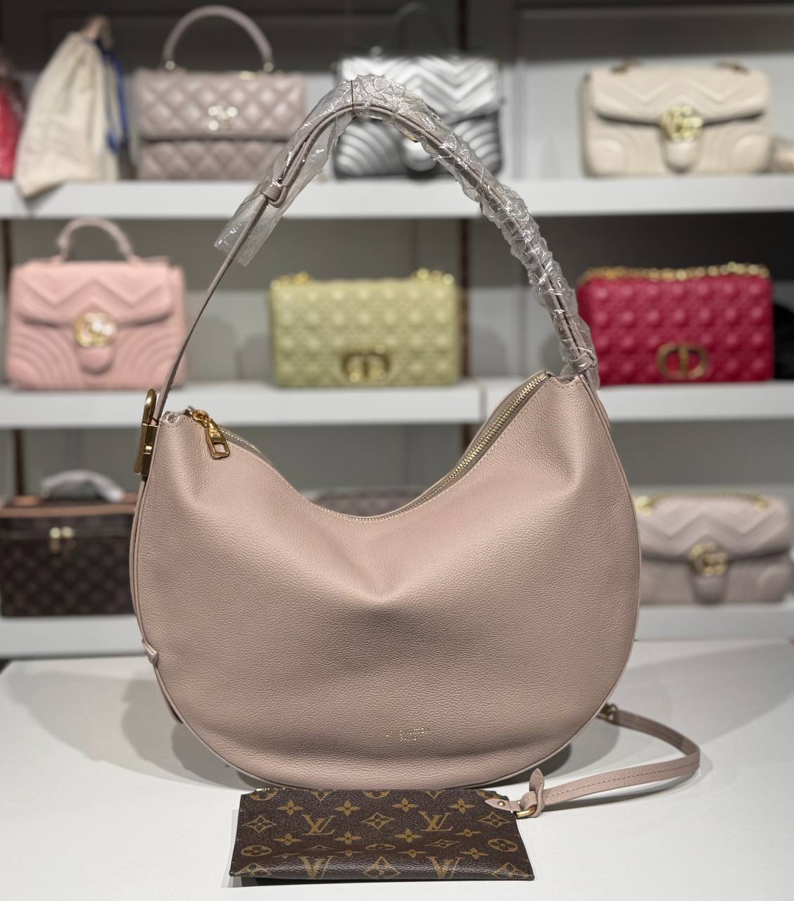 👜 Geantă hobo Louis Vuitton – model CarryAll