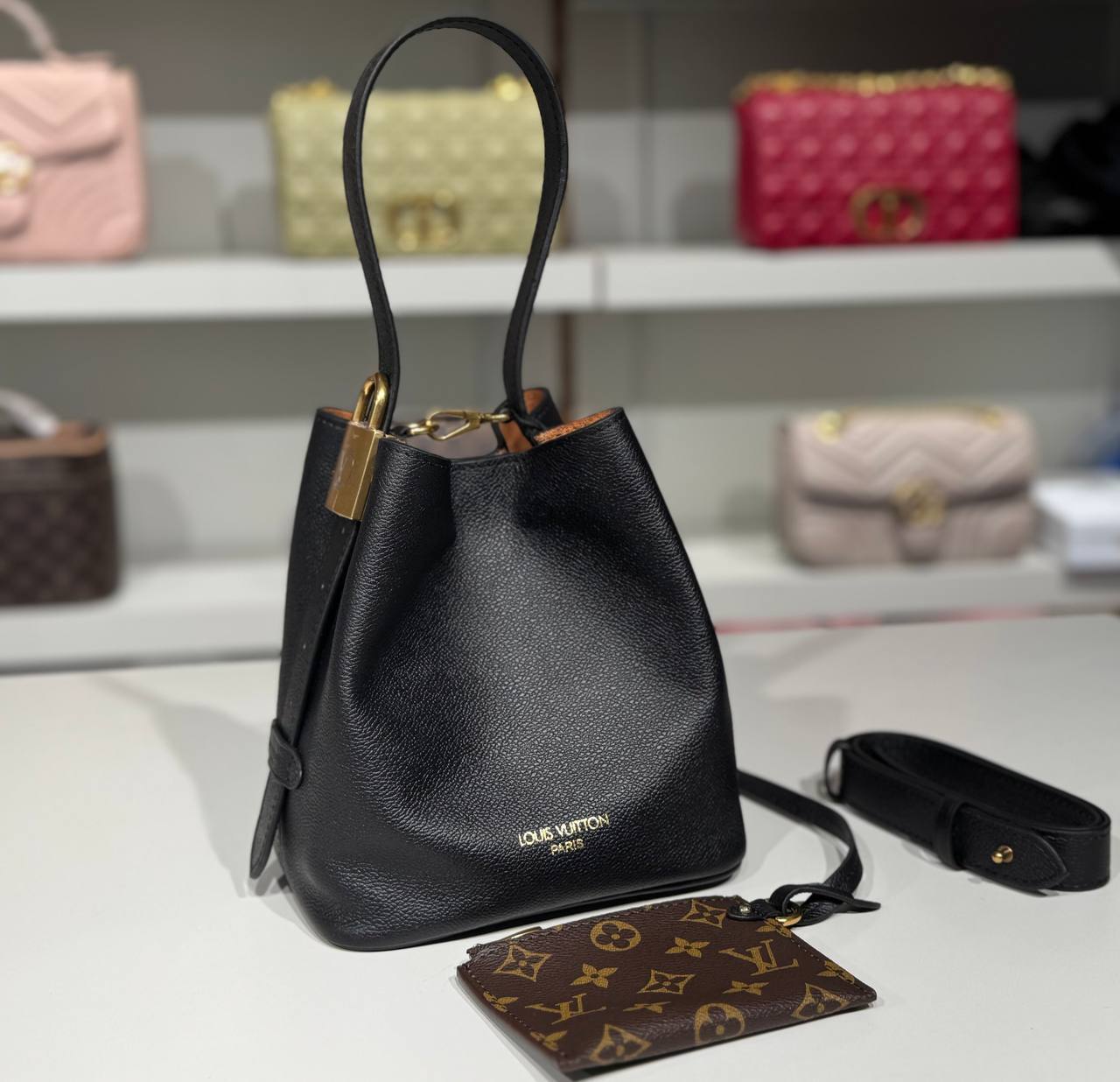 👜 Geantă Louis Vuitton – model Bucket (inspirat LV Lockme)