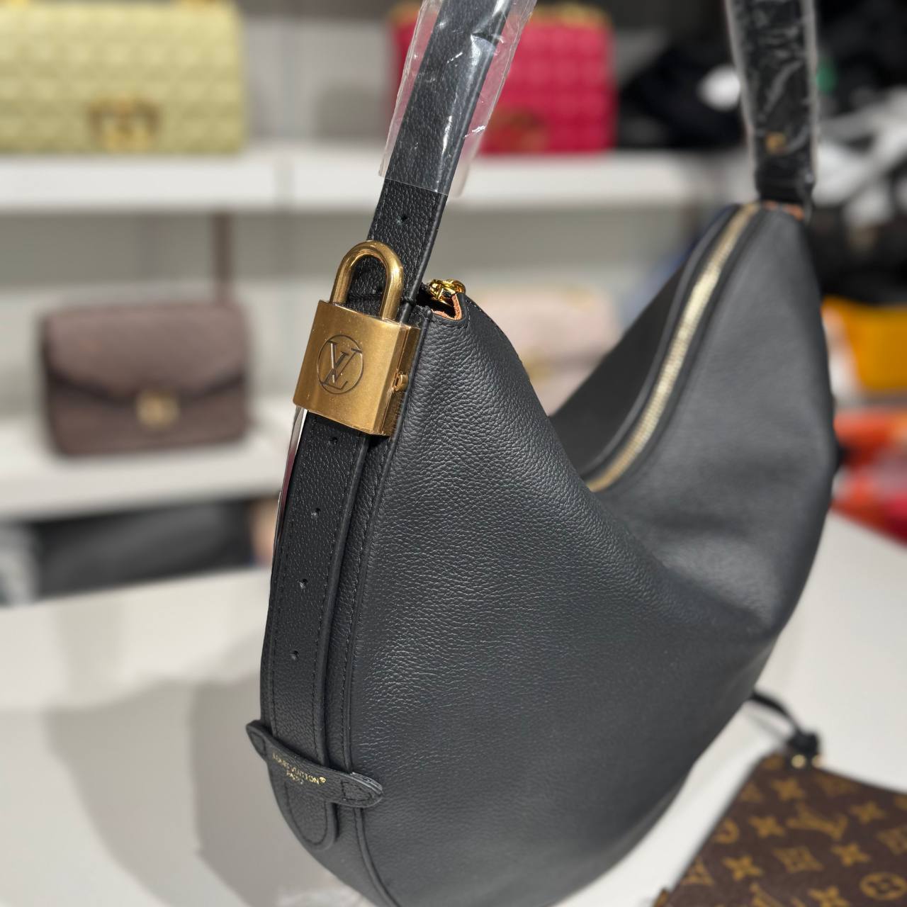 👜 Geantă hobo Louis Vuitton – model CarryAll