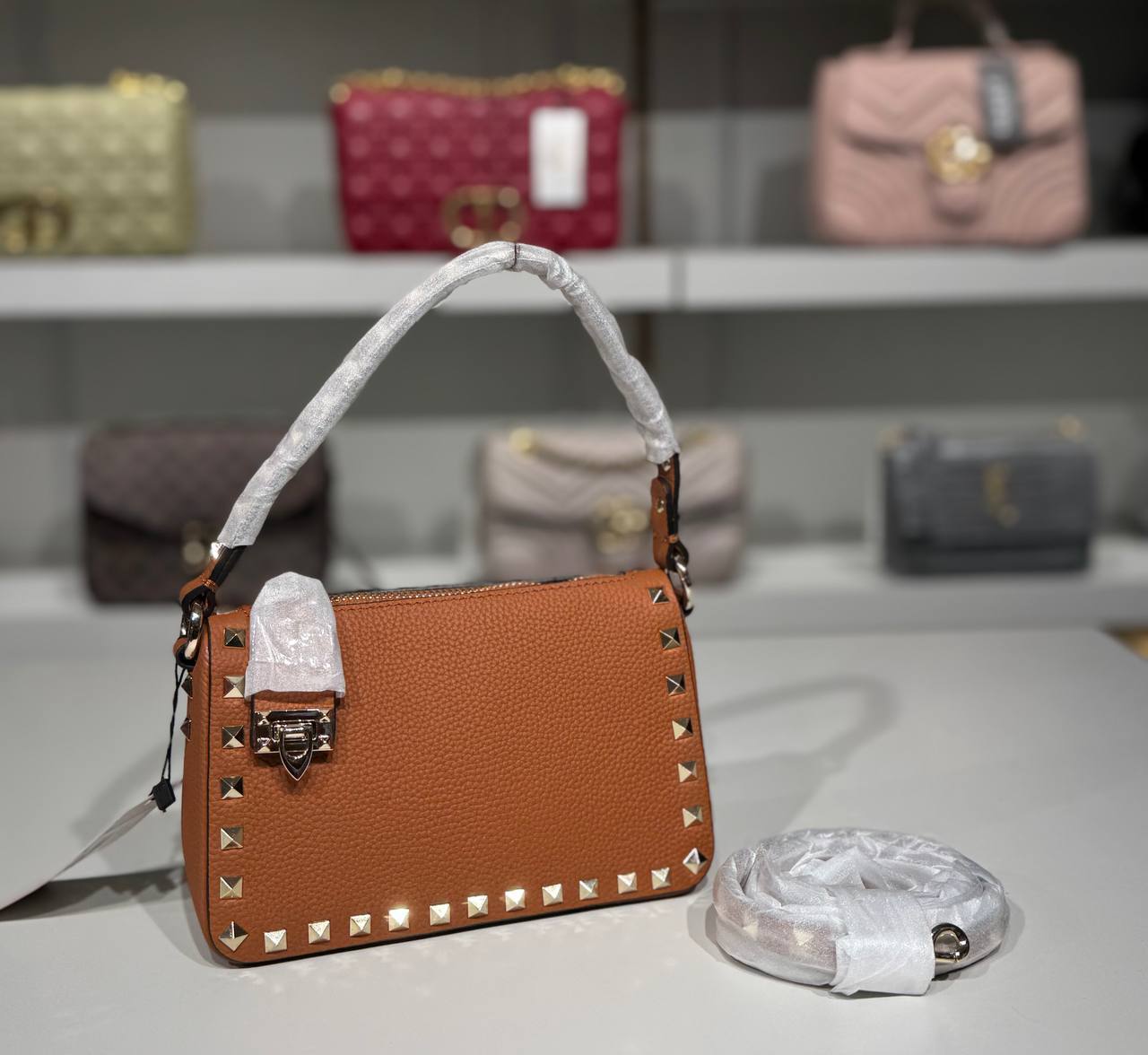 💎 Valentino Garavani Rockstud Shoulder Bag