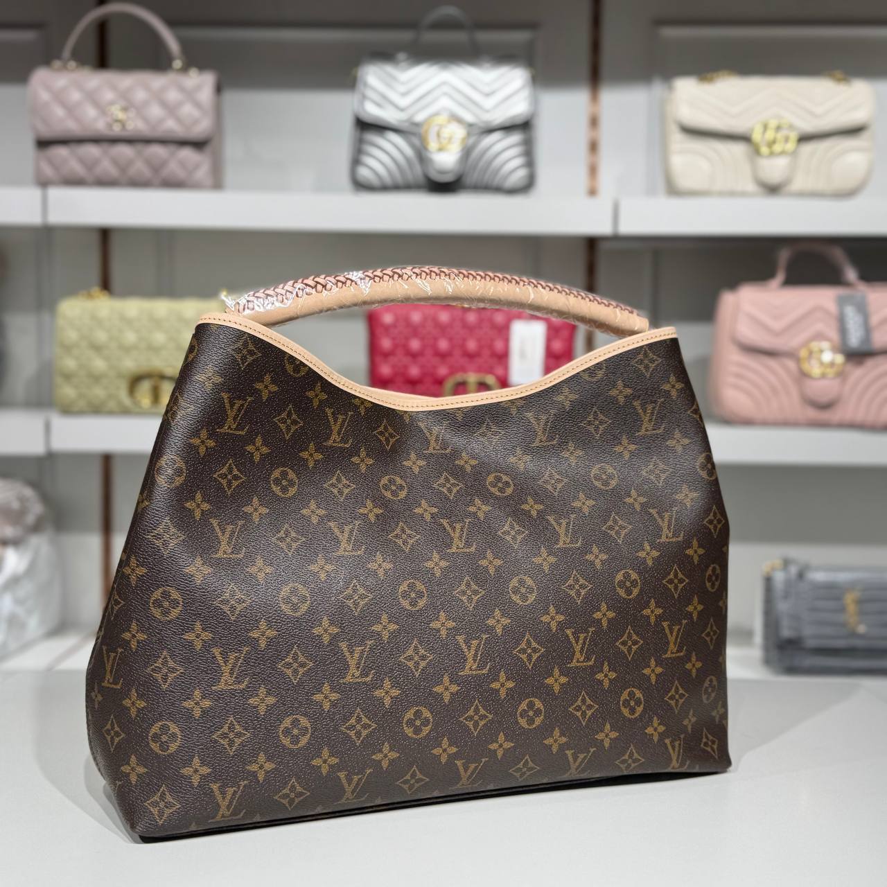 👜 Louis Vuitton Artsy Hobo – Monogram