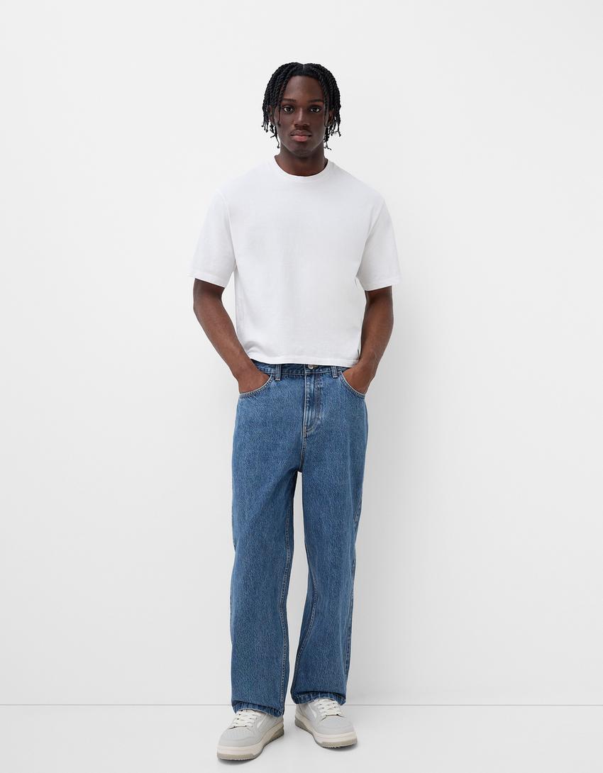 Loose-fit baggy jeans