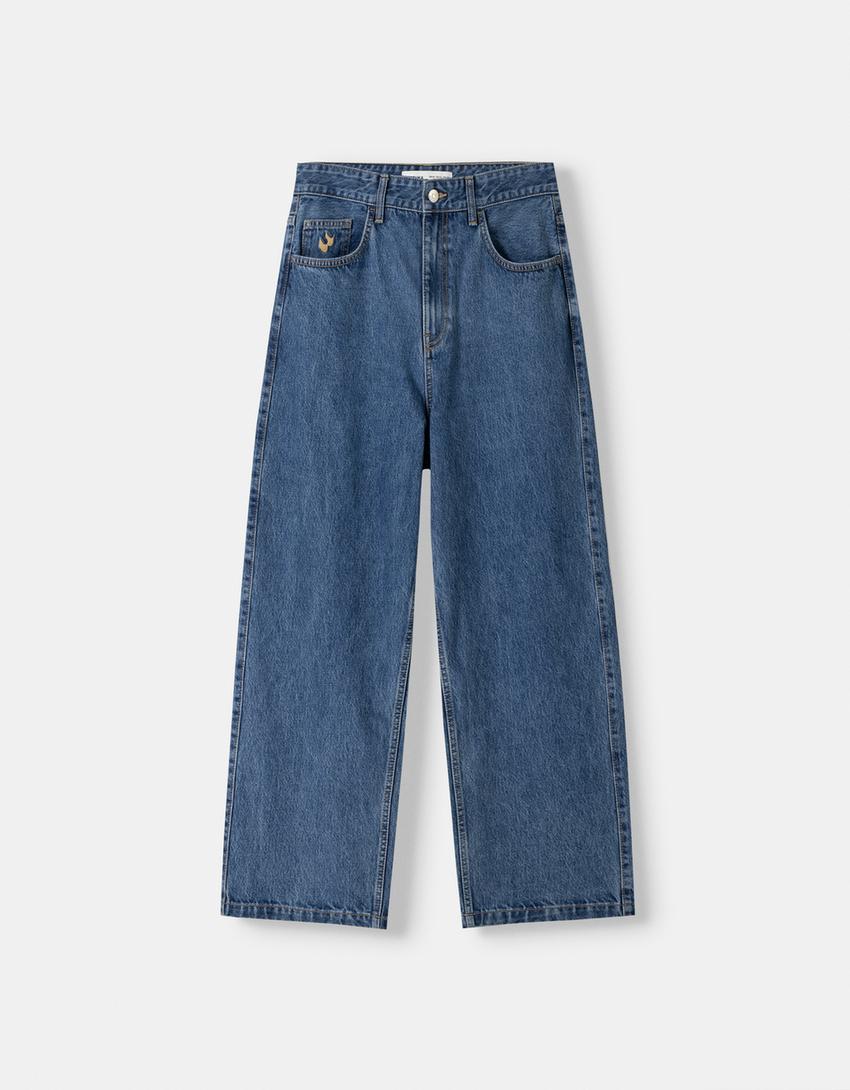 Loose-fit baggy jeans