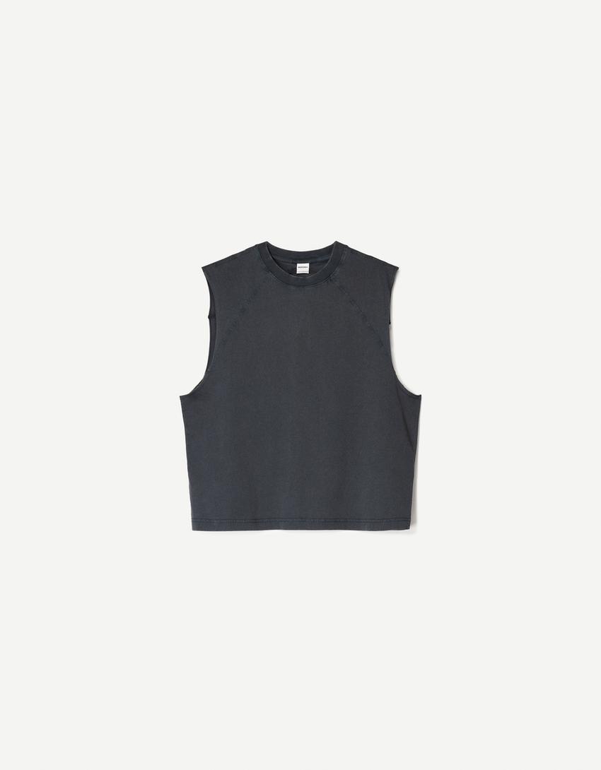  Sleeveless top 
