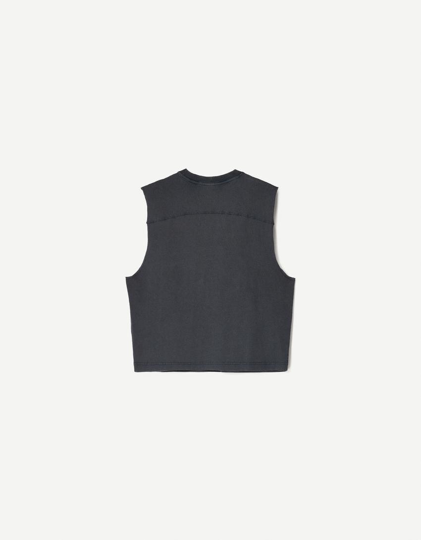  Sleeveless top 