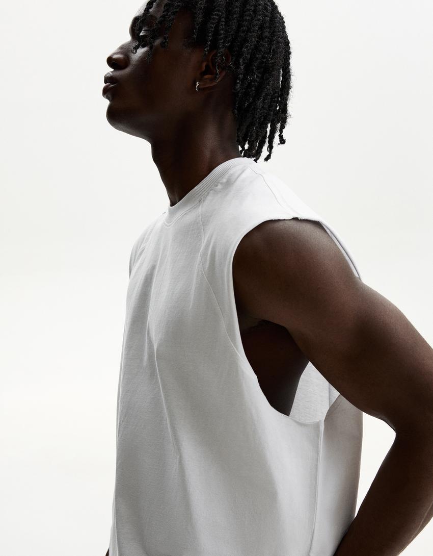  Sleeveless top 