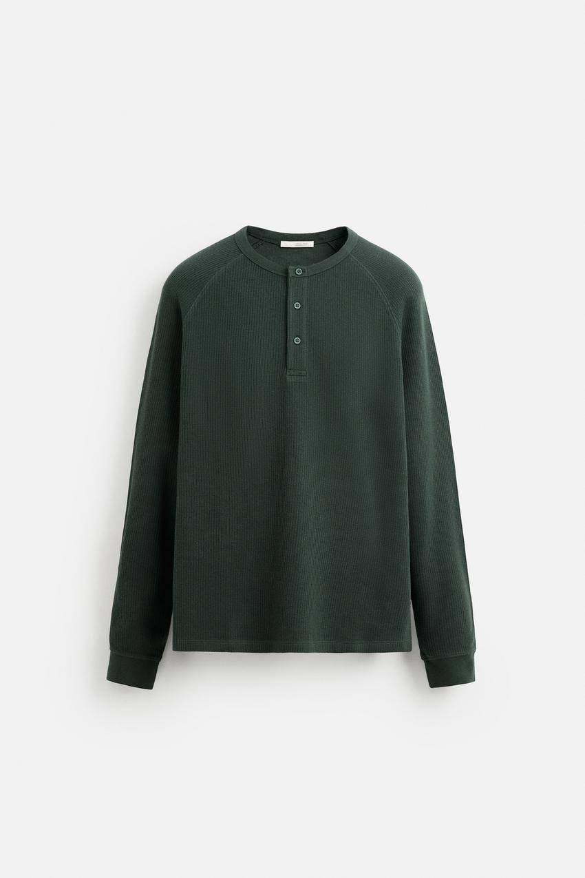 T-SHIRT WITH BUTTONED NECK