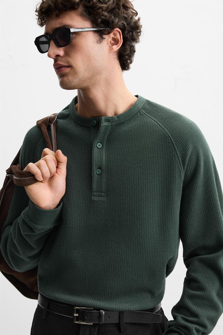 T-SHIRT WITH BUTTONED NECK