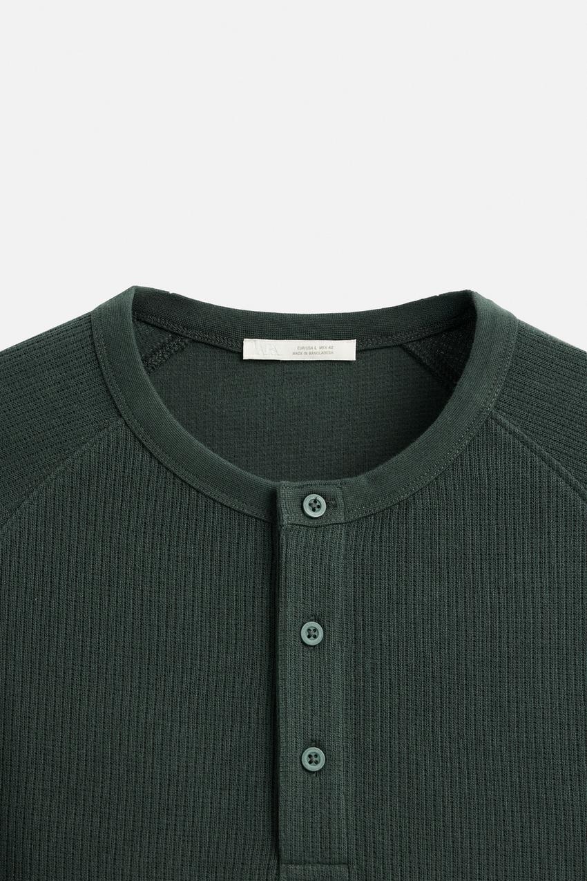 T-SHIRT WITH BUTTONED NECK
