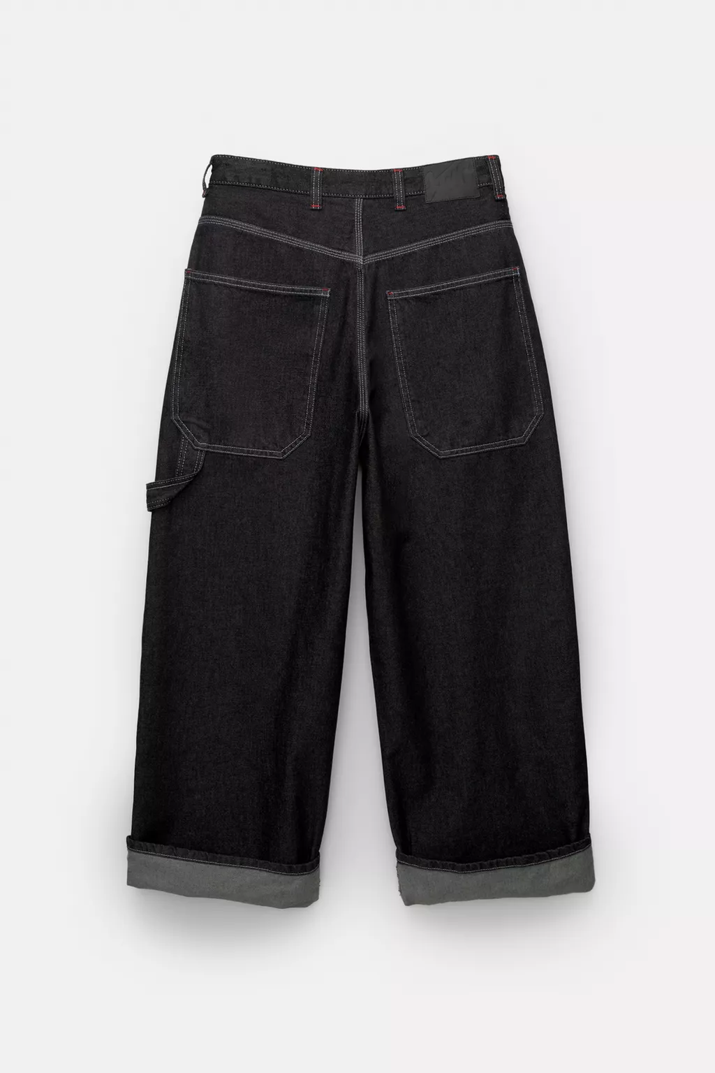  Super baggy carpenter jeans with turn-up hems 
