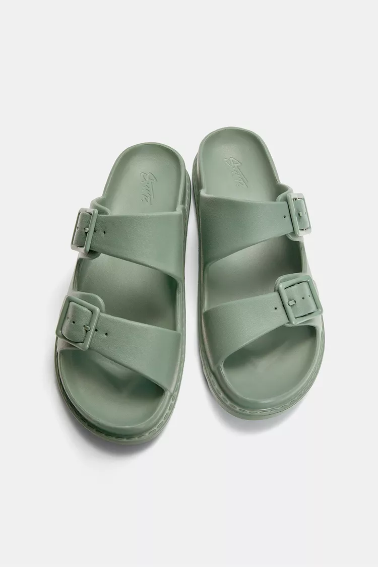 Elastic buckled sandals
