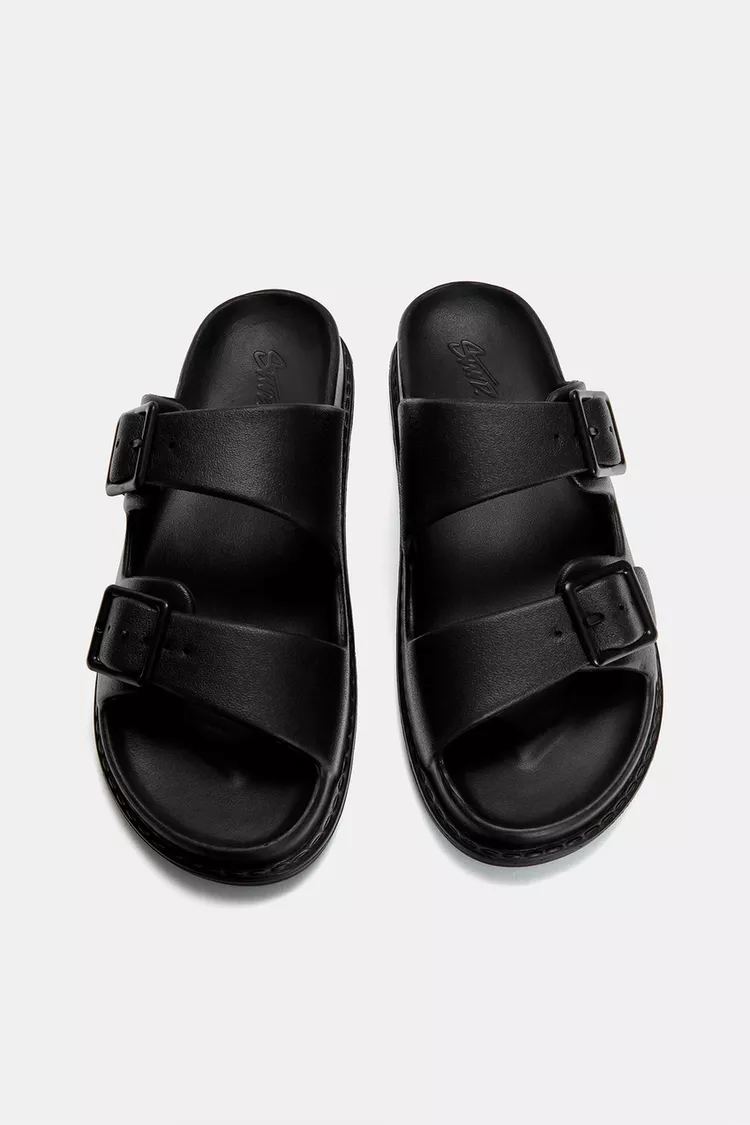 Elastic buckled sandals
