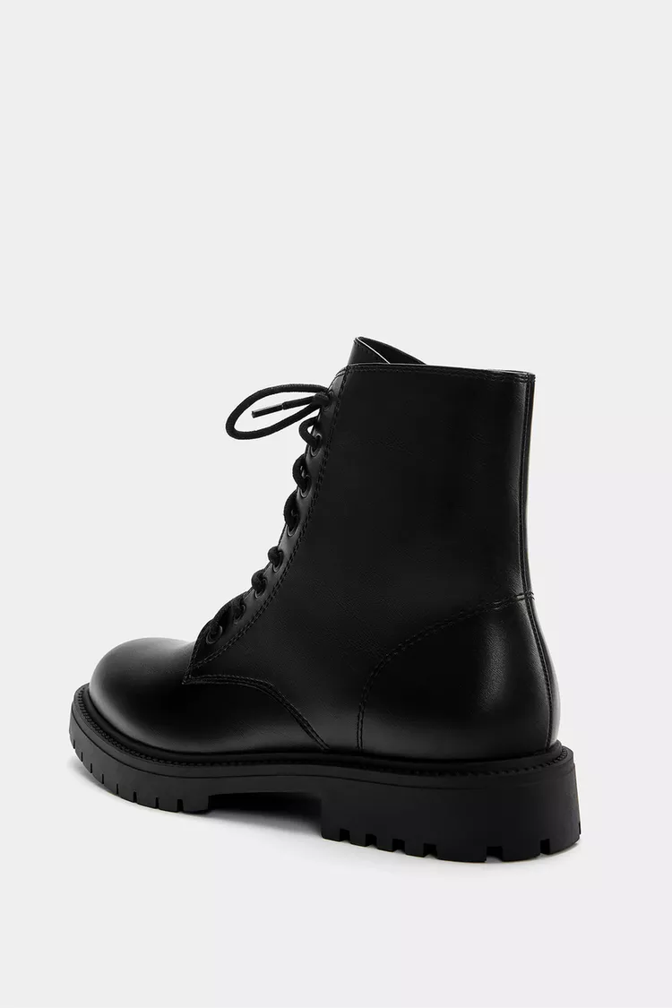 Lace-up flat boots