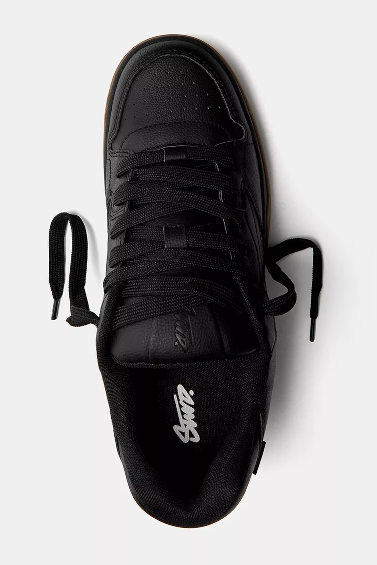Skateboarding shoes
