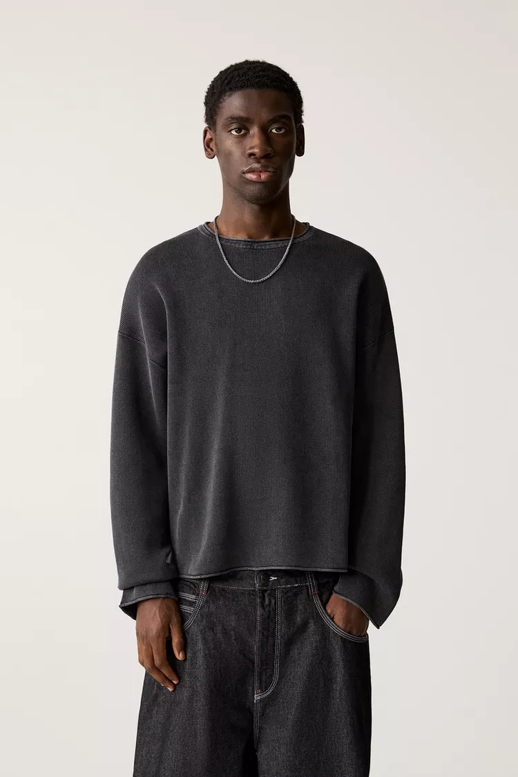 Sweater with faded effect and seamless edges