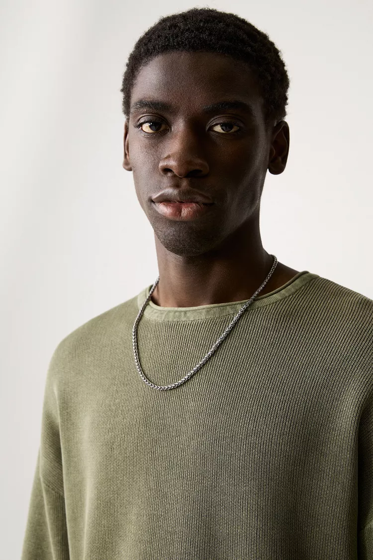 Sweater with faded effect and seamless edges