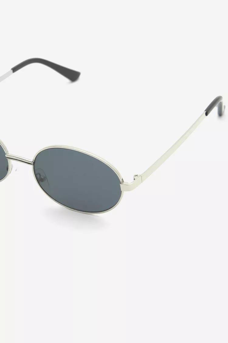 Metal frame oval sunglasses