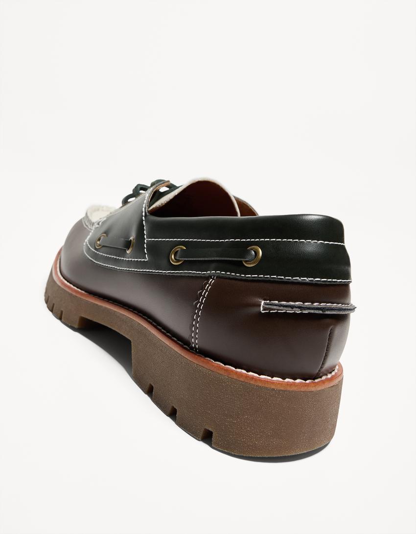 Boat shoes with three colors and toe detail