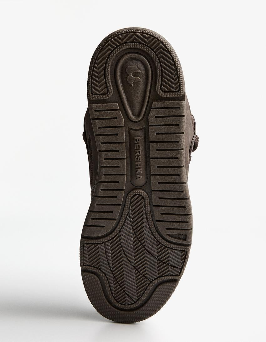 Skate shoes with thick soles