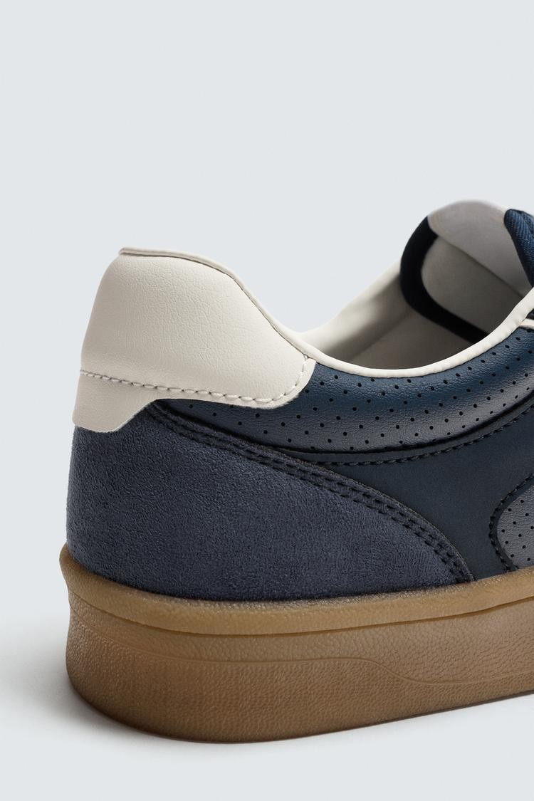 TRAINERS WITH CONTRAST SOLE