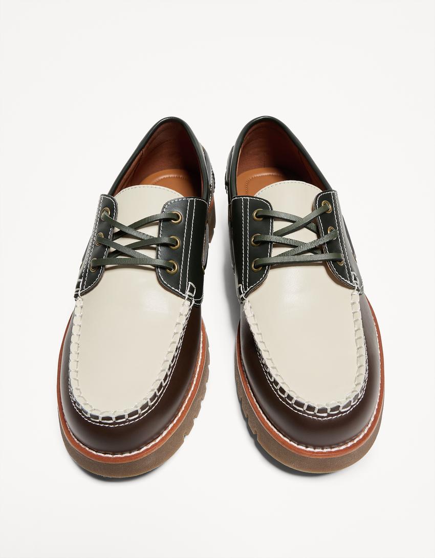 Boat shoes with three colors and toe detail