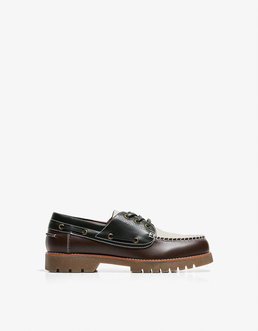 Boat shoes with three colors and toe detail