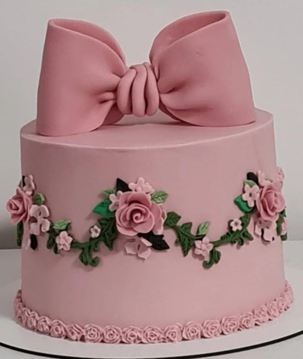 Romantische Roze Taart met Suikerbloemen en Grote Strik