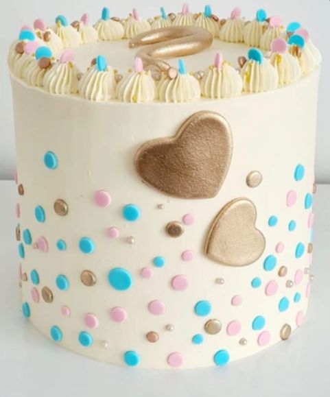 Feestelijke Taart met Gouden Harten en Kleurrijke Stippen