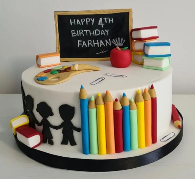 Educatieve Verjaardagstaart met Kleurrijke Schoolthema Decoraties