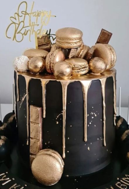 Luxe Zwarte Verjaardagstaart met Gouden Details