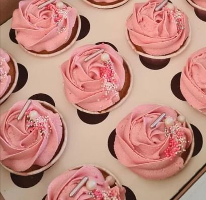 Luxe Roze Cupcakes met Elegante Decoraties (12 stuks per doos)